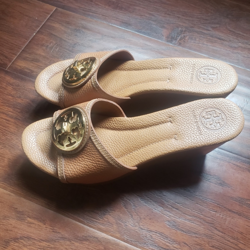 Tory Burch Selma Logo Tan Leather Stacked Wedge Sl